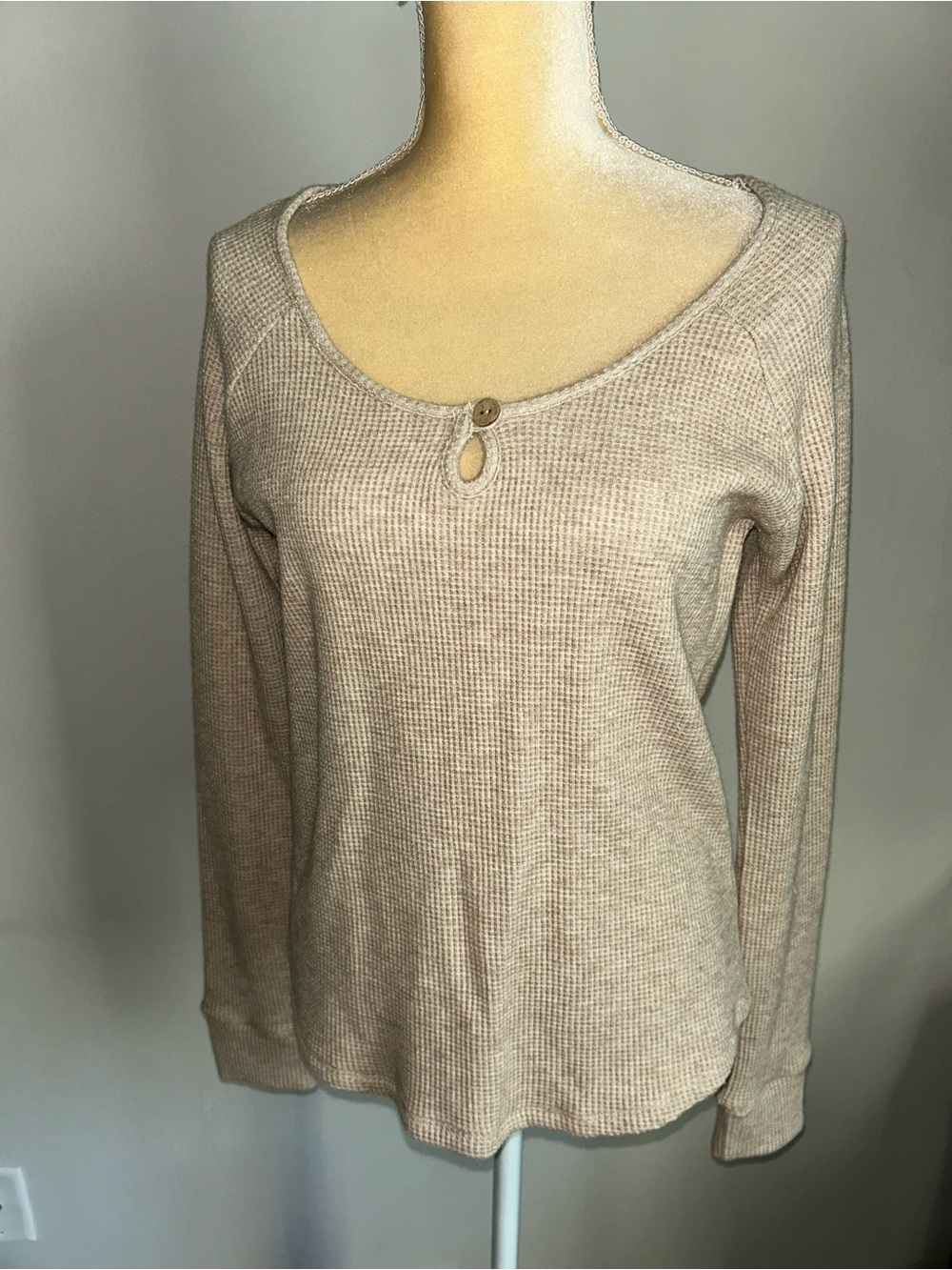 NWT 78&Sunny Beige Waffle Knit Long Sleeve Top with Button Keyhole Sz L